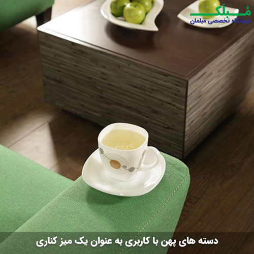 بر روی دسته پهن مبل وی 68 یک فنجان چای قرار داده شده است.