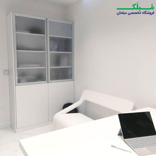 استفاده از مبل دو نفره ایتالیک با رویه چرم سفید در یک فضای اداری به عنوان مبل انتظار