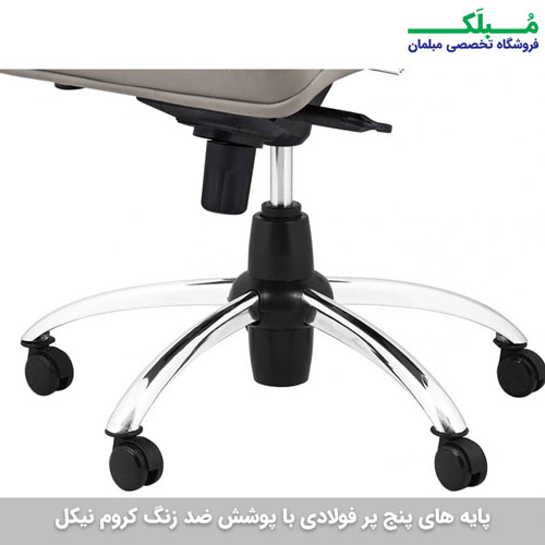 نمایی نزدیک از پنج پر فلزی با پوشش کروم صندلی مدیریتی ال اس ام و پایه های چرخدار بی صدای آن