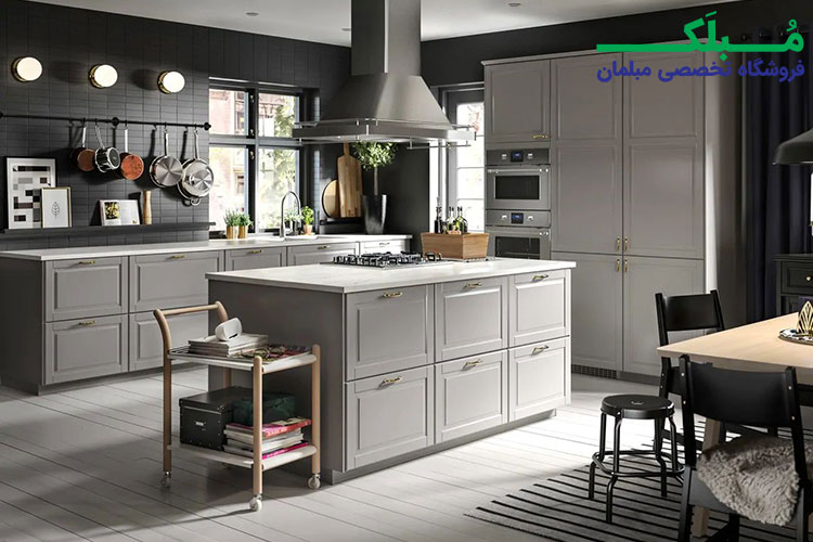 کابینت آشپزخانه کلاسیک رنگ خاکستری، مجهز به جزیره بزرگ